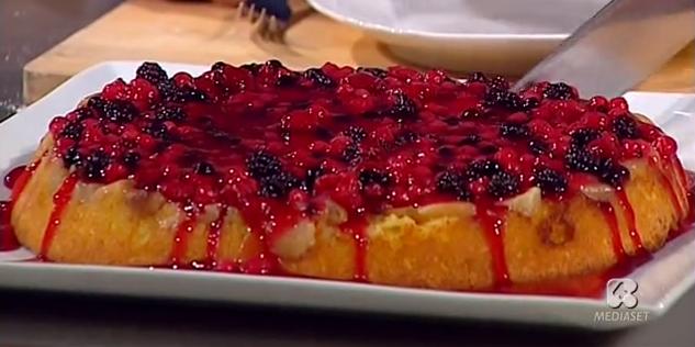 torta di mele e frutti di bosco