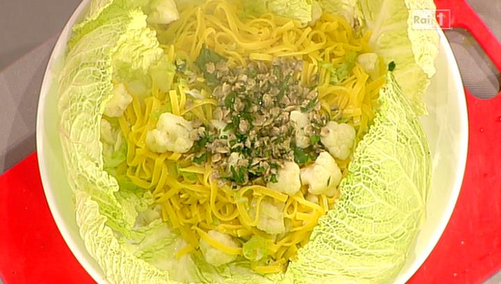 taglierini con cavolfiore verza e vongole