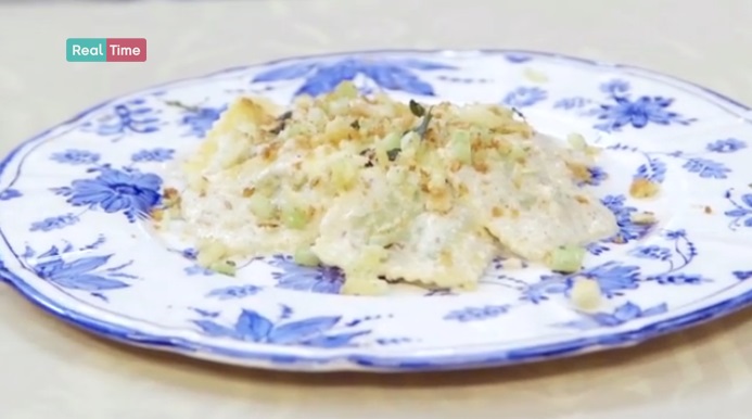 ravioli con salsa di noci e panure al sedano