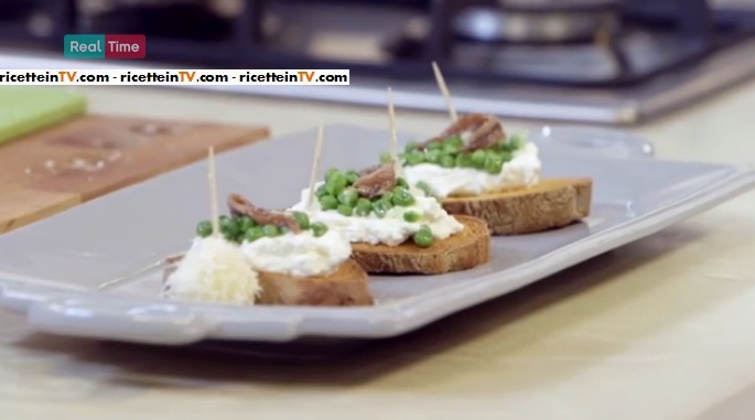 perle di pera al formaggio e crostini alle acciughe