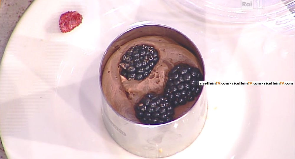 mousse al cacao con frutti di bosco brinati