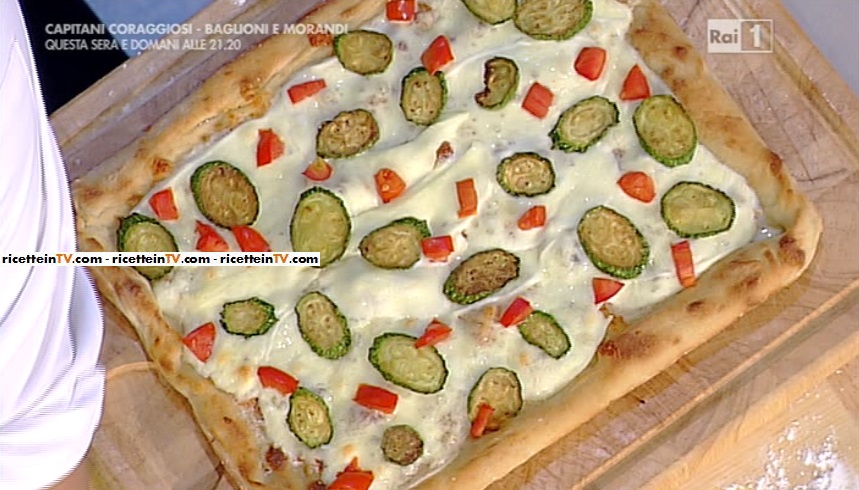 pizza con zucchine bianche e filetti di pomodoro