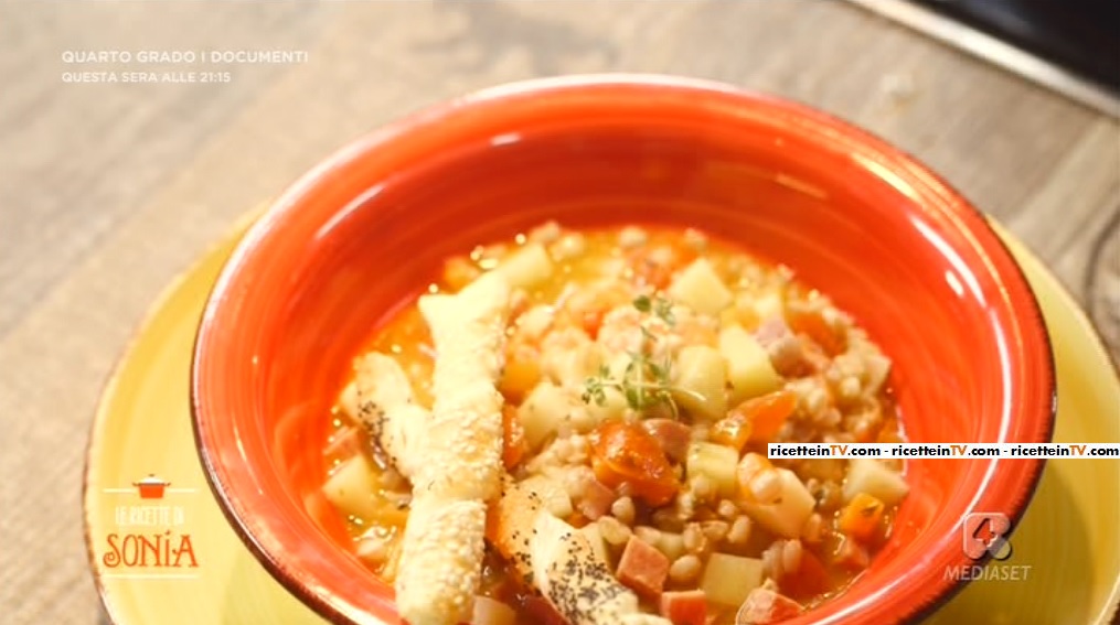 zuppa di farro con dadini di prosciutto olio e Grana