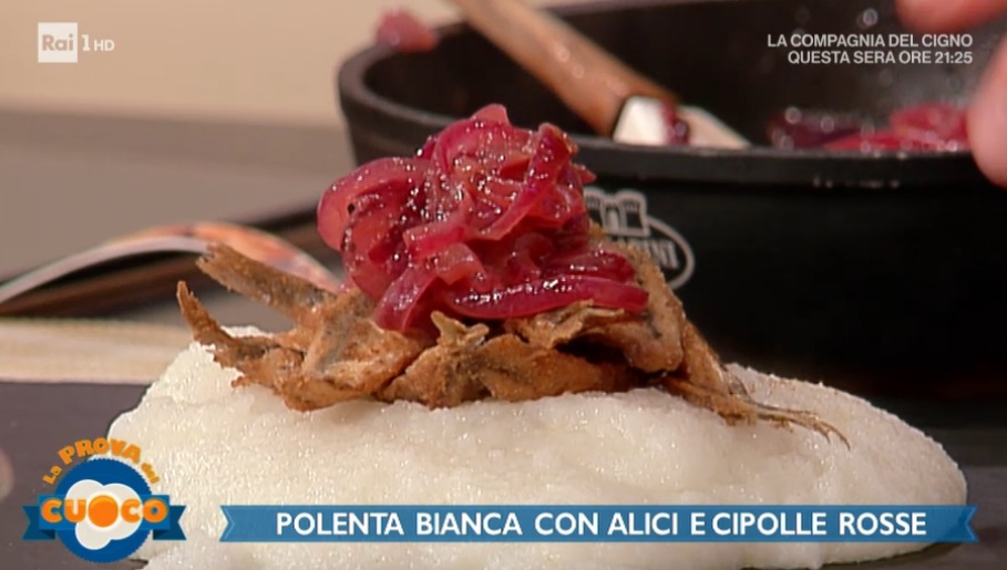 polenta bianca con alici e cipolle rosse di Clara Zani