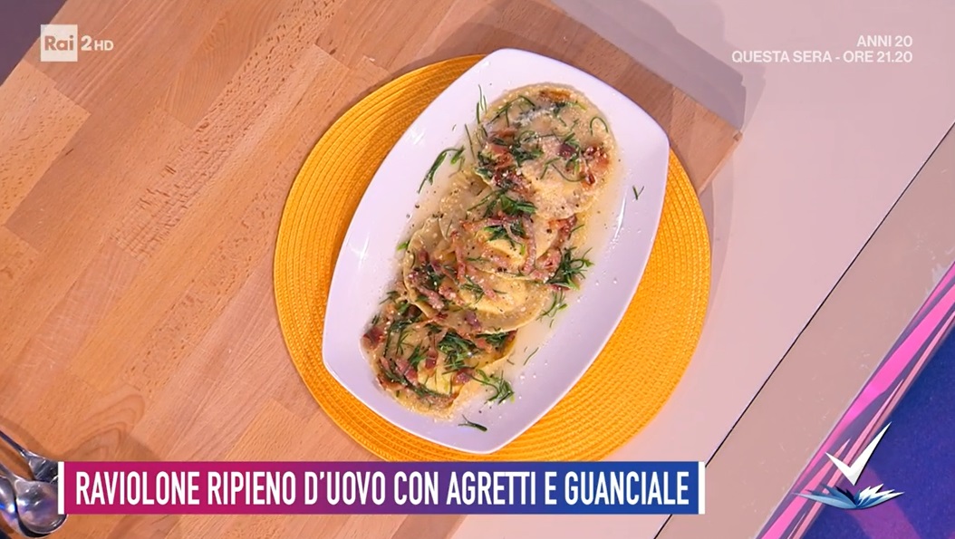 raviolone ripieno d'uovo con agretti e guanciale