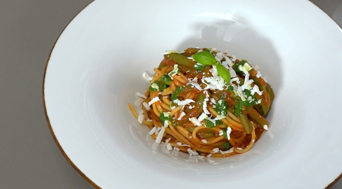 spaghetti al sugo di fagiolini e cacioricotta