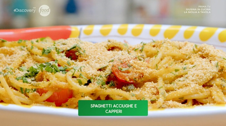 spaghetti acciughe e capperi