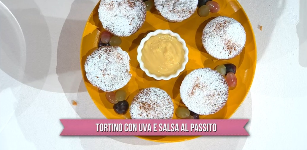 tortino con uva e salsa al passito