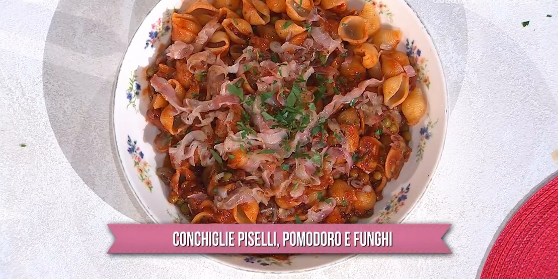 conchiglie piselli pomodoro e funghi