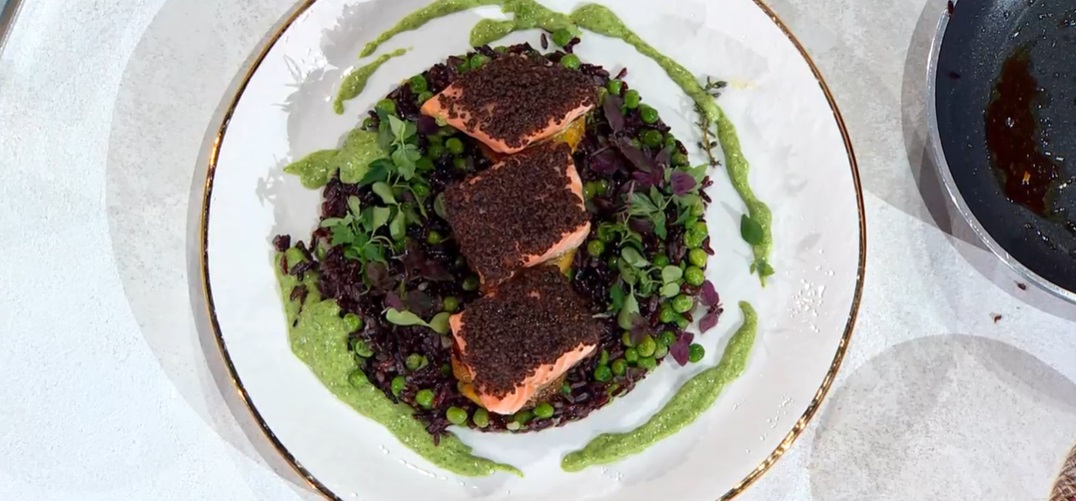 bocconcini di salmone in crosta di olive e riso nero di Gian Piero Fava