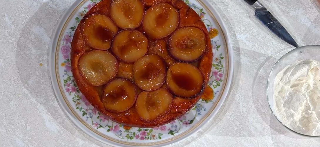 torta tatin con pesche e rosmarino di Chloe Facchini