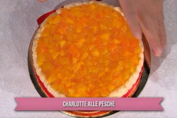 torta charlotte alle pesche di Sal De Riso