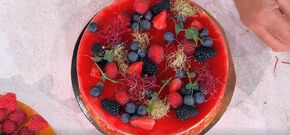 torta allo yogurt e frutti di bosco di Sal De Riso