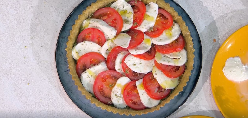 crostata salata caprese di Sonia Peronaci