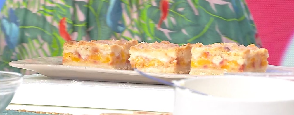 quadrotti alle pesche con crumble di Sara Brancaccio