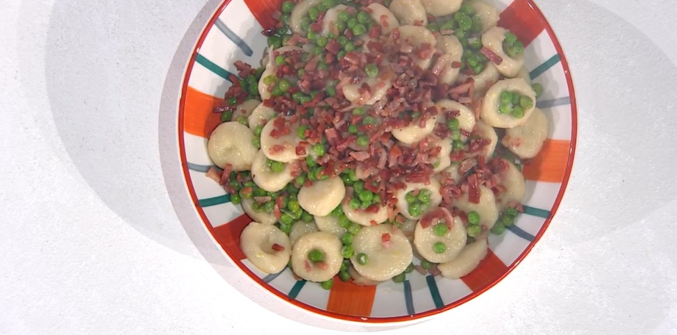 gnocchi di quark con piselli e speck di Barbara De Nigris