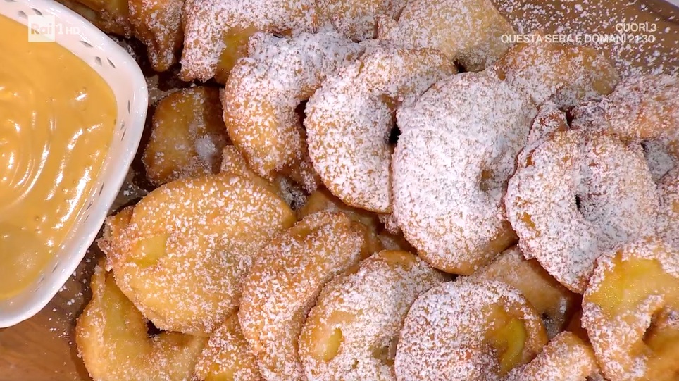frittelle di mele in salsa al rum di Francesca Marsetti