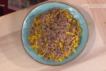 tagliolini colorati con burro e salsiccia di Alessandra Spisni