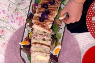 terrina di cortile con viole di Daniele Persegani