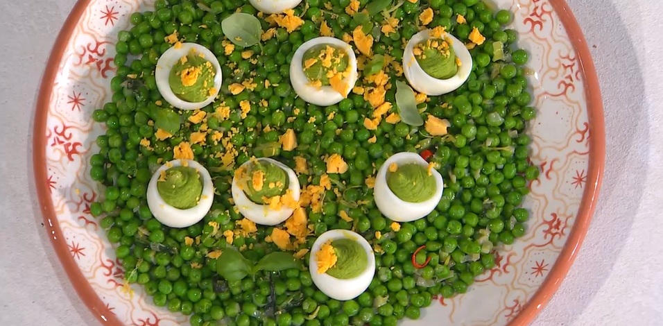 uova e piselli in verde
