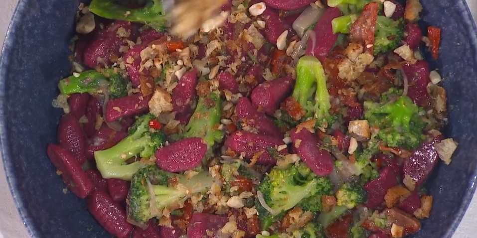 gnocchi rosa con broccoli e acciughe di Mauro e Mattia Improta