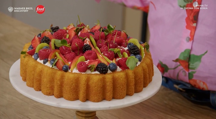 crostata morbida con frosting e frutta fresca
