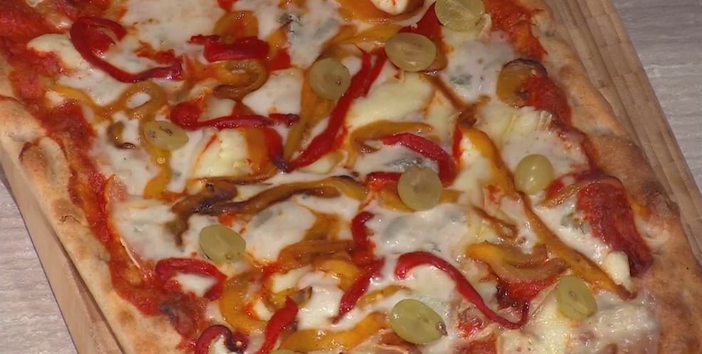 pizza ai formaggi con peperoni arrosto